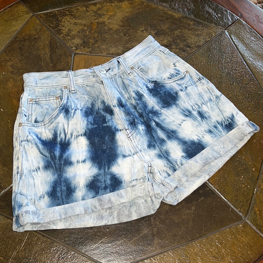 BDG URBAN OUTFITTERS HIGH WAISTED MOM JEAN SHORTS